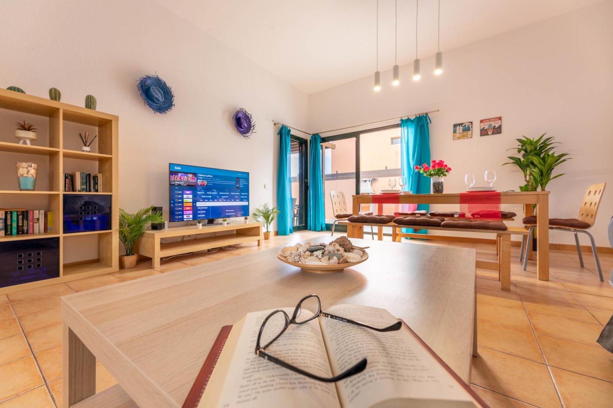 Sunrise Surf House, Big Garden, Hot Tub, Parking, Super-Fast Free Wi-Fi * Corralejo