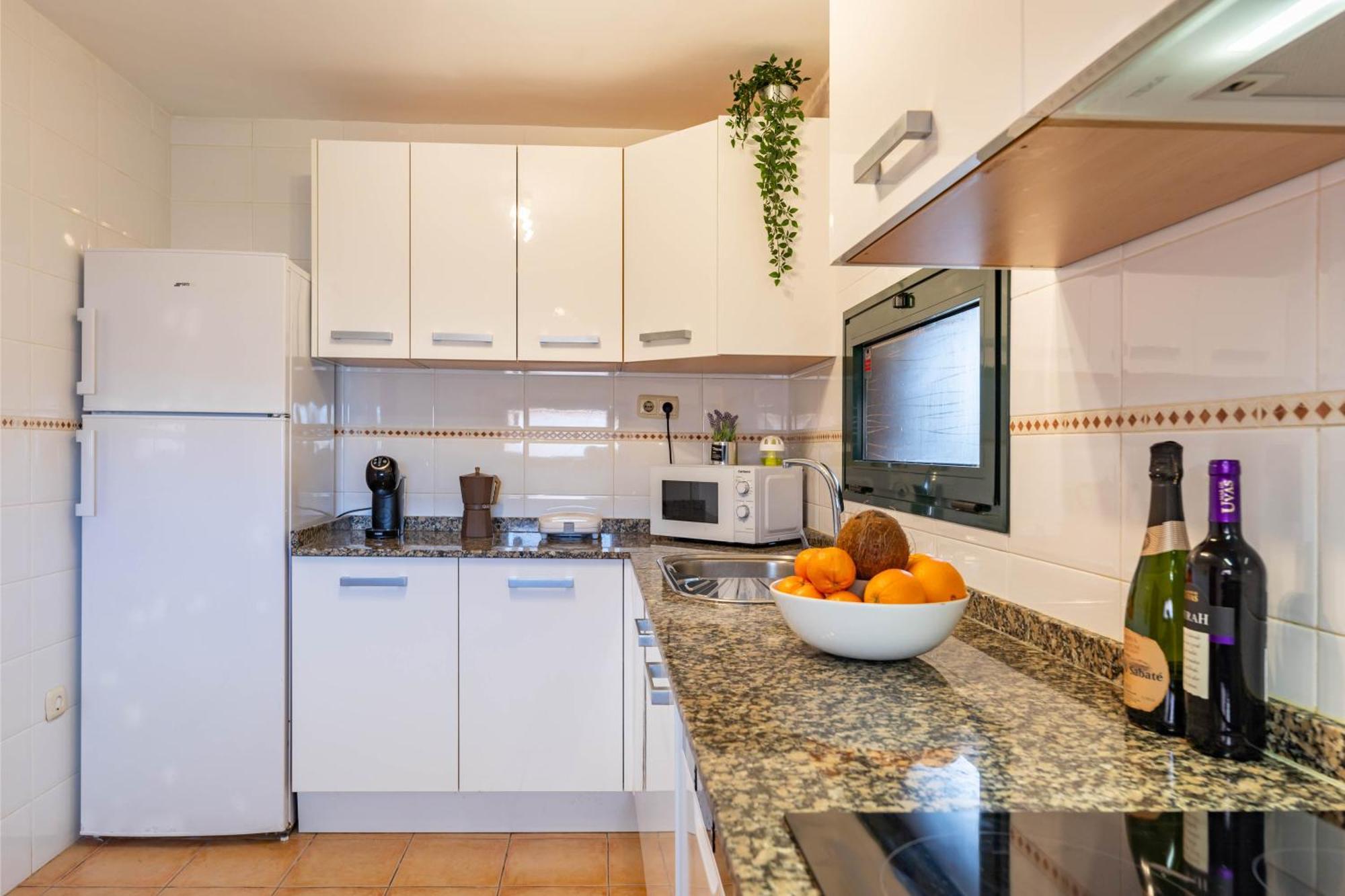 Sunrise Surf House, Big Garden, Hot Tub, Parking, Super-Fast Free Wi-Fi Holiday home *