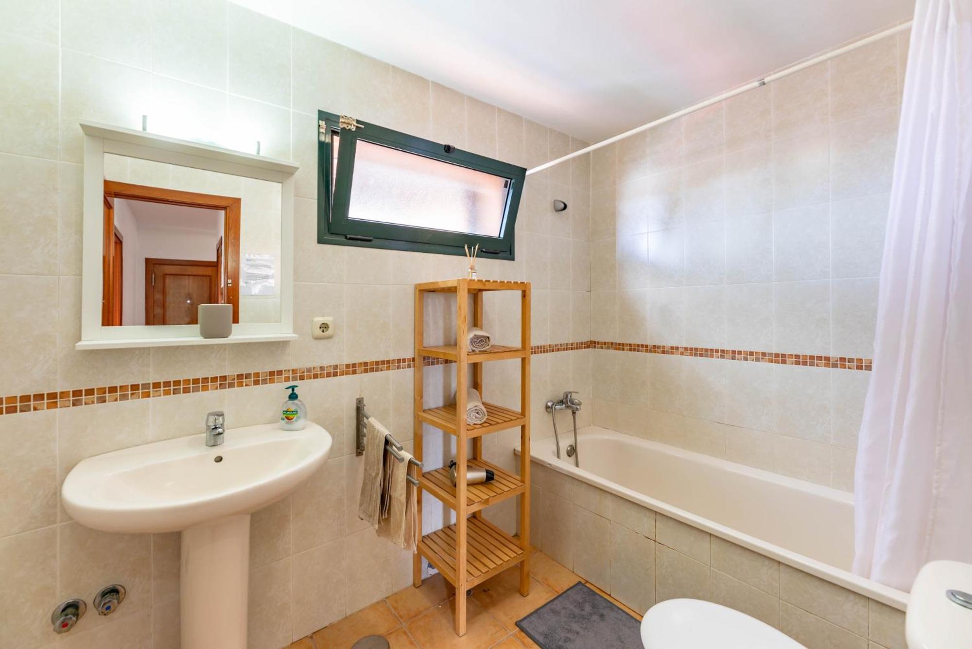 Sunrise Surf House, Big Garden, Hot Tub, Parking, Super-Fast Free Wi-Fi Holiday home *