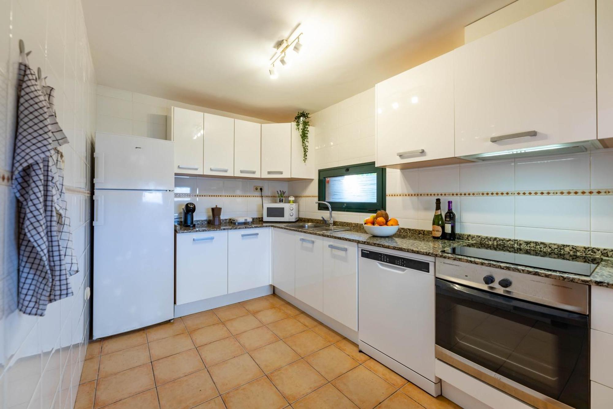 Sunrise Surf House, Big Garden, Hot Tub, Parking, Super-Fast Free Wi-Fi Holiday home Corralejo